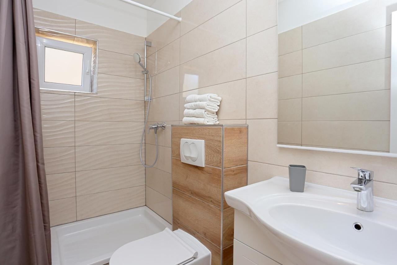 Apartments By The Sea Brela, Makarska - 6688 מראה חיצוני תמונה