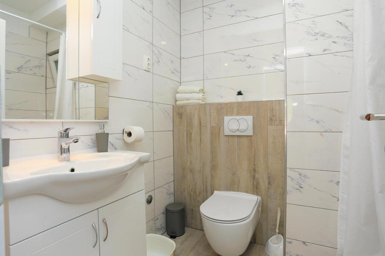 Apartments By The Sea Brela, Makarska - 6688 מראה חיצוני תמונה