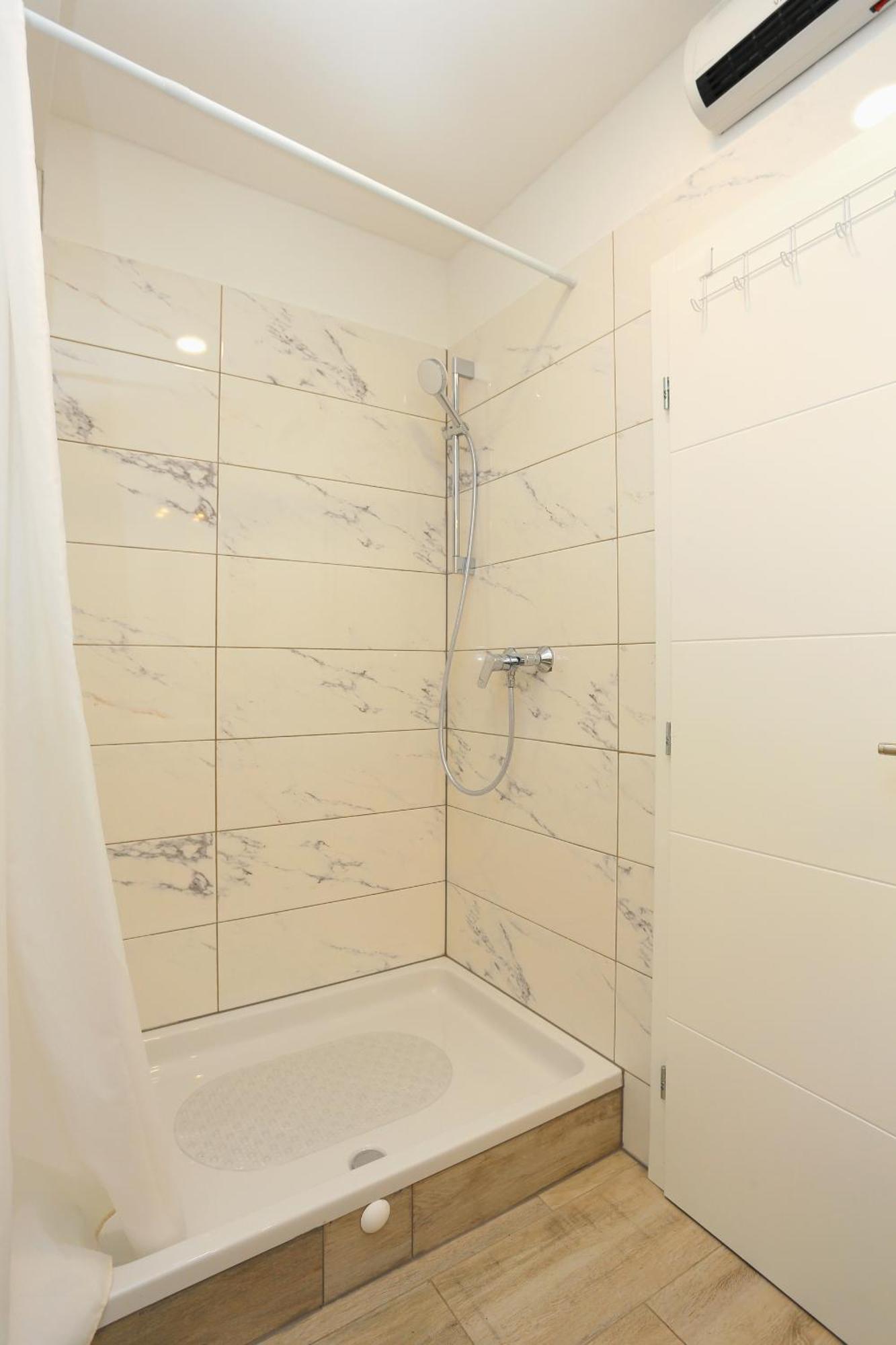 Apartments By The Sea Brela, Makarska - 6688 חדר תמונה